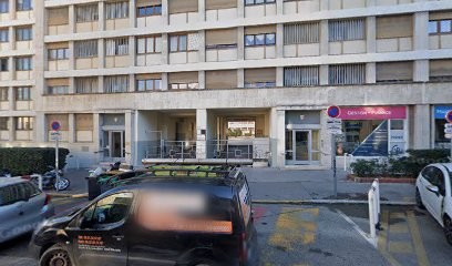 Devant Claudine, Dentiste à Marseille 10