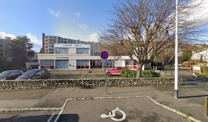 Carlota Rodrigalvarez, Dentiste au Pecq