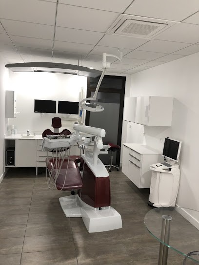 Oummal Touria, Dentiste à Fougères