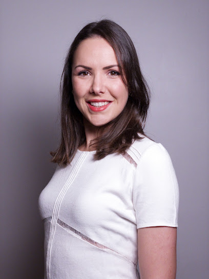 Dr Legeard Inès - Chirurgien Oral - Implantologue Exclusif Dentiste à Paris 08