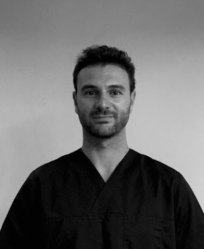 Dr Charles Mesnier, Chirurgien Dentiste. Cabinet Dentaire YewDental, Omnipratique, Esthétique, Paro-Implantologie, Dentiste à Mérignac