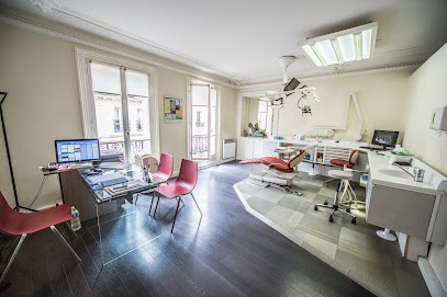 Dr. Céline Hesschentier, Dentiste à Paris 08