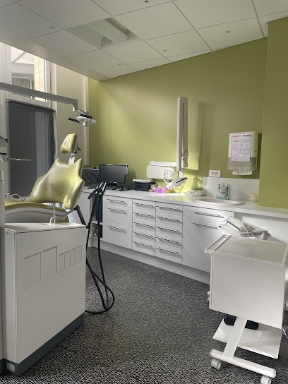 Dr. Stephanie Renié, Dentiste à Tours