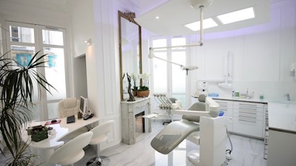 Chirurgien Dentiste - Dr. Ambre Benmabrouk, Dentiste à Paris 09