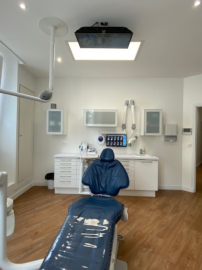 Dentiste Nathan AJZENBERG, Dentiste à Melun