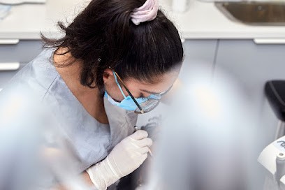 Dr Camélia KASSOURI, Dentiste, Esthétique, Parodontie, Dentiste au Kremlin-Bicêtre