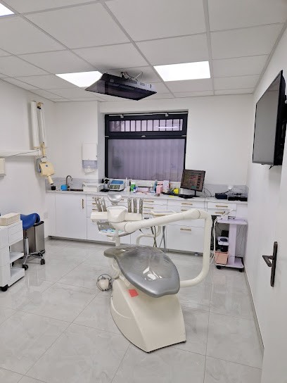 Cabinet Dentaire Et De Chirurgie Orale EM DENTAL - Dr EL-Bouichar - Dr Kemouche, Dentiste à Sarrians