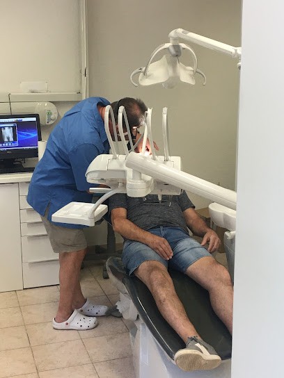 Dragutin Charles, Dentiste à Saint-Chaptes