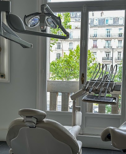 Dr Arnaud Vali, Dentiste à Neuilly-sur-Seine