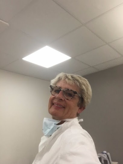 Brigitte Alsac-Granvaux, Dentiste à Santeny